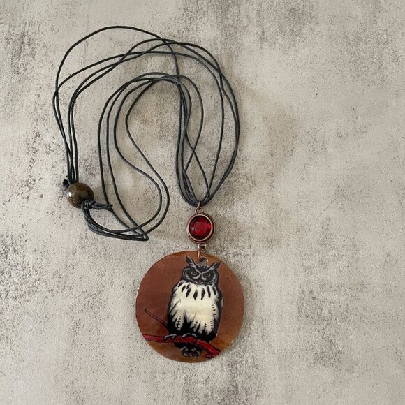 Hand Crafted Owl Pendant Natural Round Shell Black Cord Necklace Adjustable - Picture 1 of 6